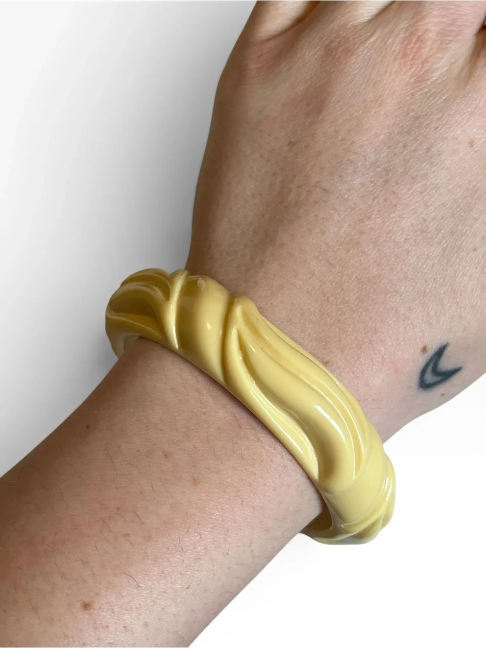 Vintage Cream Carved Ivory Tone Bangle Bracelet CC X